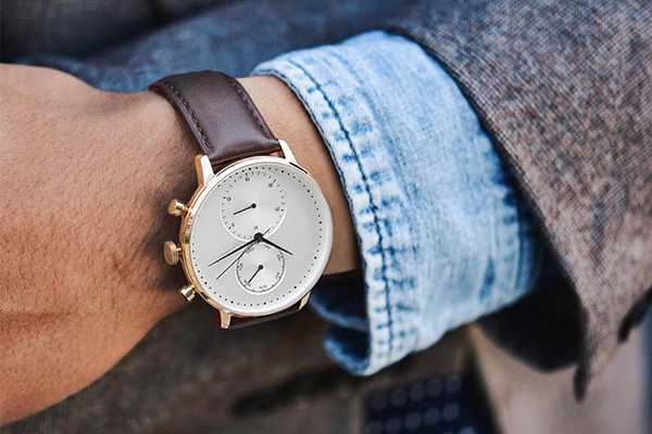 穩(wěn)達時簡約皮帶款式情侶石英手表廠家供應