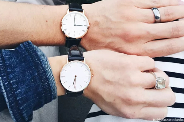 簡(jiǎn)約情侶手表批發(fā)一手貨源就在穩(wěn)達(dá)時(shí)