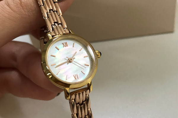 穩(wěn)達(dá)時(shí)商務(wù)奢金女士石英手表廠家批發(fā)